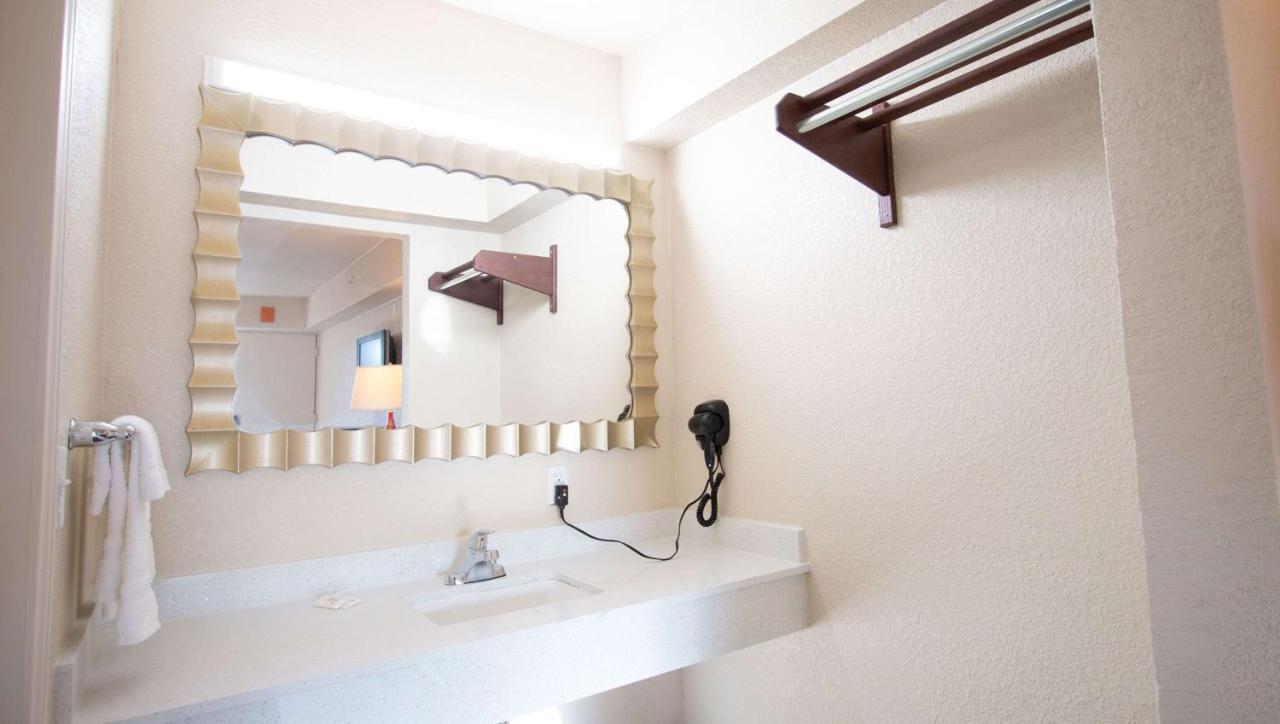 Magnuson Extended Stay And Suites Airport Hotel Ървинг Екстериор снимка